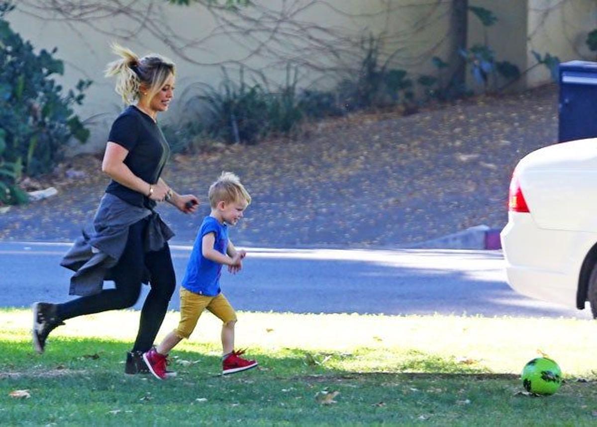 Hilary Duff se divierte con su hijo Luca en el parque