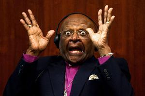 El premi Nobel sud-africà, l’arquebisbe Emeritus Desmond Tutu, durant una conferència anomenada Diàlegs sobre la Pau i el Desenvolupament Sostenible davant joves portuguesos a l’acadèmia Ubuntu de Lisboa.