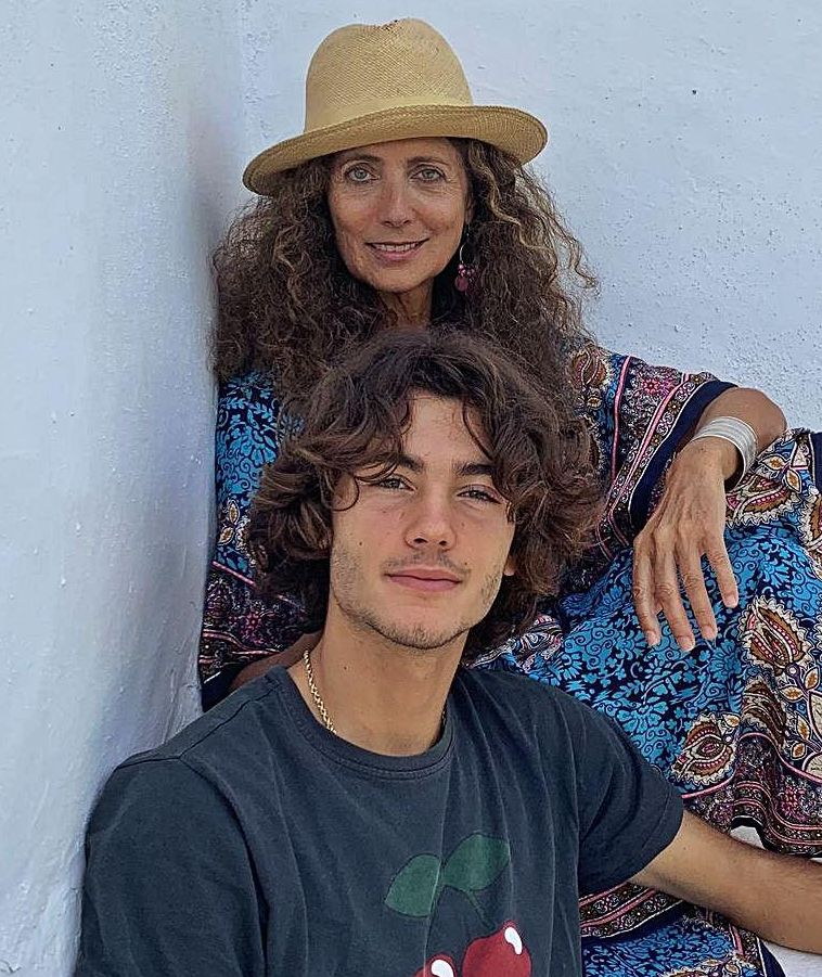 Hugo Nieto junto a su madre, Belinda.