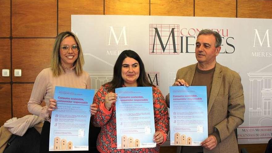 Por la izquierda, Carolina Fernández, la edil Itziar Vicente y Dacio Alonso, ayer, en el Ayuntamiento de Mieres.