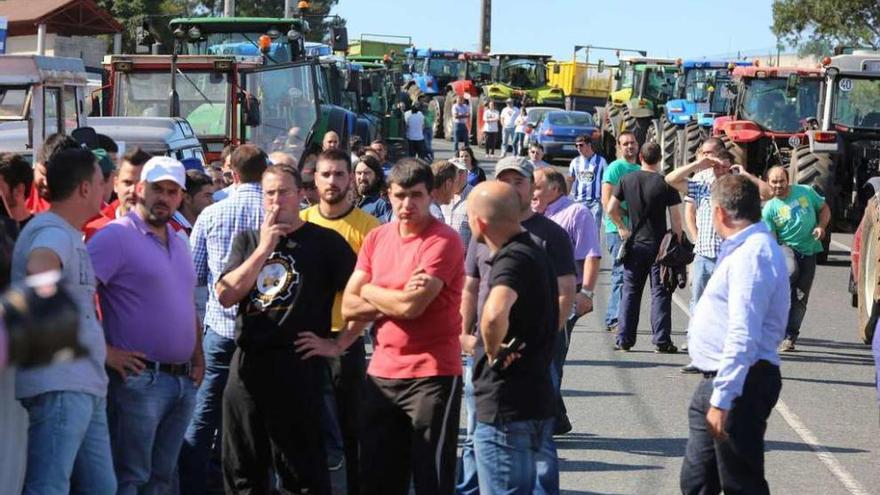 Un grupo de ganaderos de Deza antes de la salida de la caravana hacia Santiago, el lunes. // Bernabé/Gutier