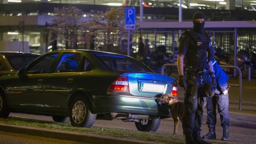 Una maleta sospechosa obliga al desalojo de parte del aeropuerto de Amsterdam