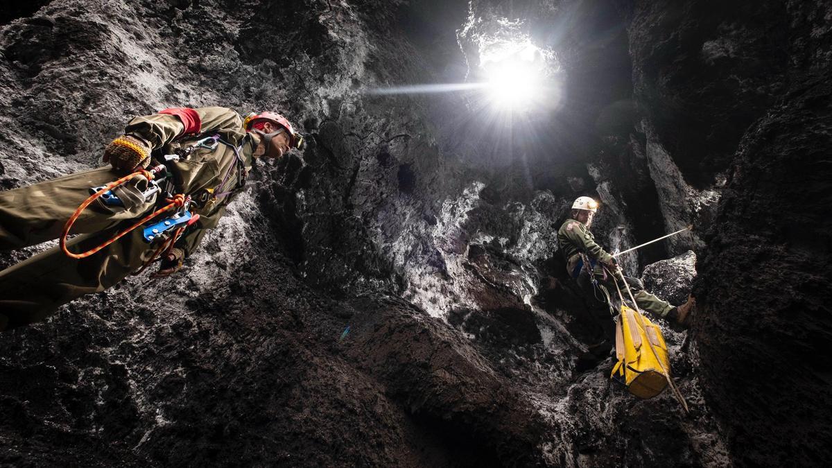 Octavio Fernández, en uno de los tubos del volcán Tajogaite, en La Palma.