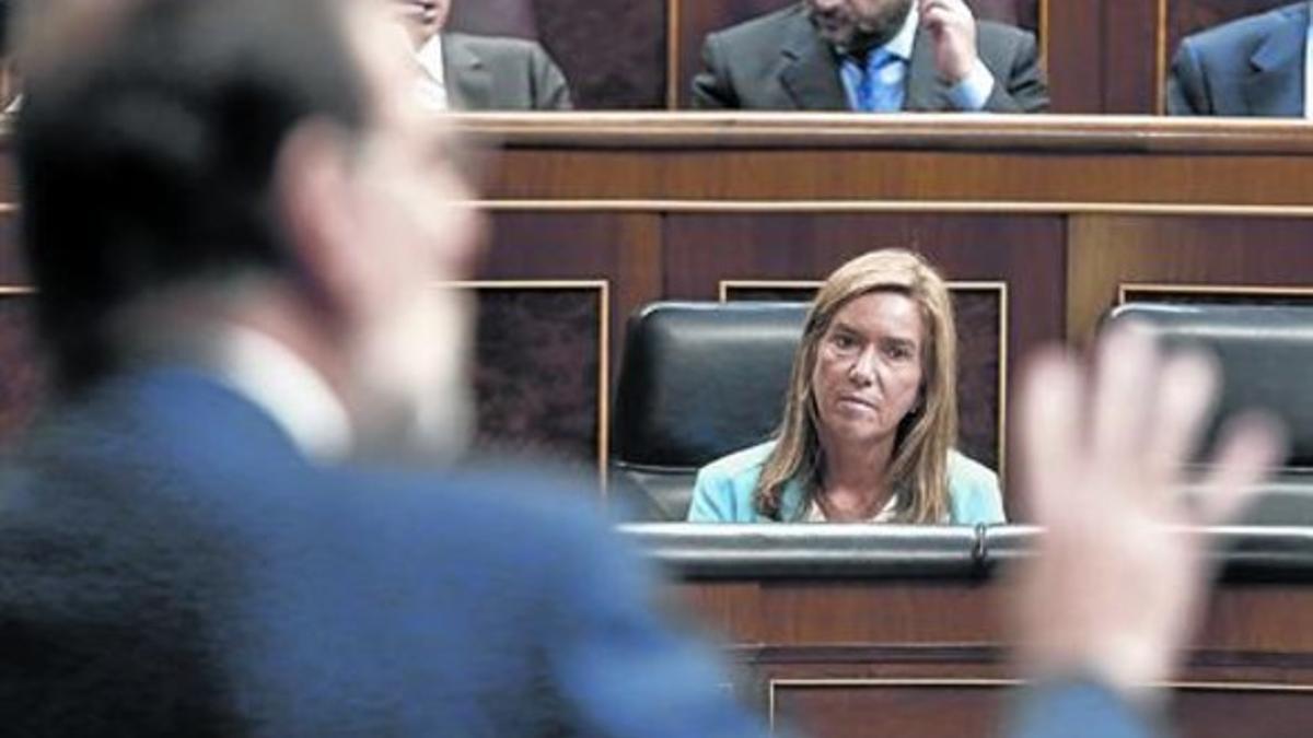 Ana Mato atiende a una intervención de Mariano Rajoy en el pleno del Congreso.