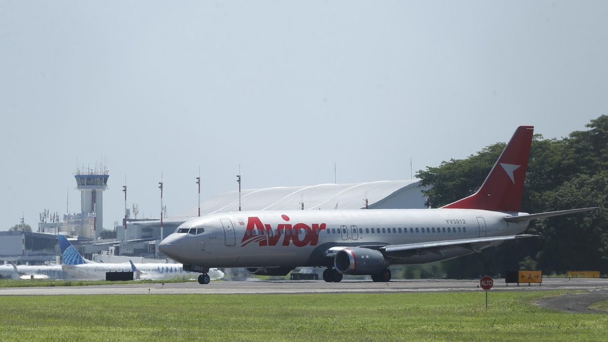 Aterrizan en Venezuela dos aviones con los 252 migrantes que estaban presos en El Salvador