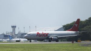 Aterrizan en Venezuela dos aviones con los 252 migrantes que estaban presos en El Salvador