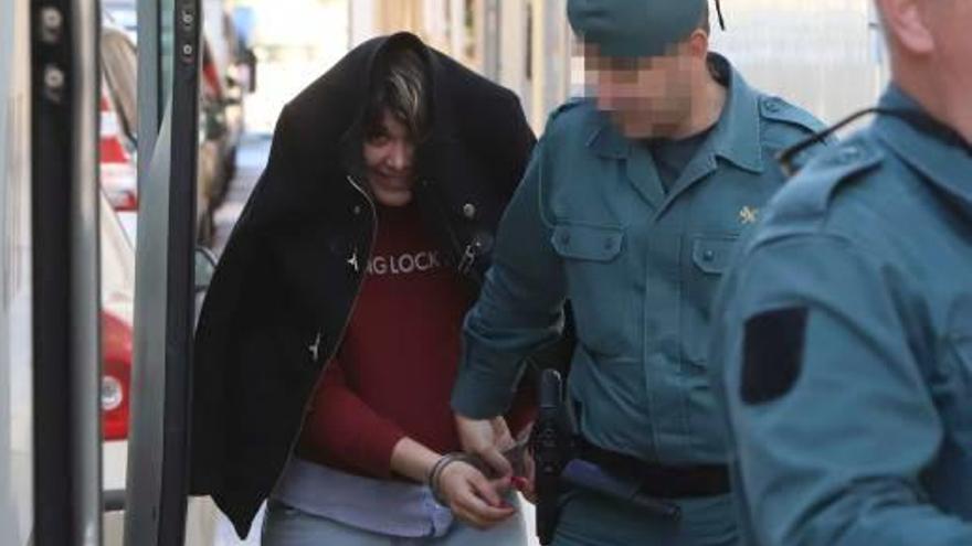 La Guardia Civil trasladando al juzgado a una de las 27 personas detenidas.