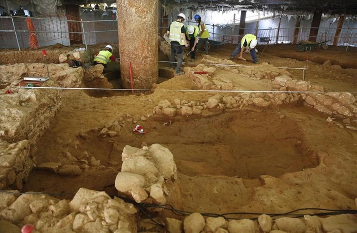 Restos romanos en el sótano construido bajo el mercado de Sant Antoni en plena reforma. Restos romanos en el sótano construido bajo el mercado de Sant Antoni en plena reforma.