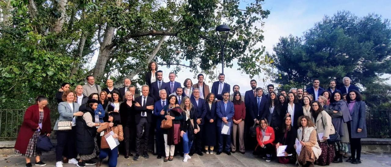 Fotografía de familia de los participantes en la novena ‘Jornada sobre insuficiencia cardíaca avanzada’ organizada por el Chuac, ayer, junto al Paraninfo de la UDC, en los jardines de A Maestranza. |  // CEDIDA