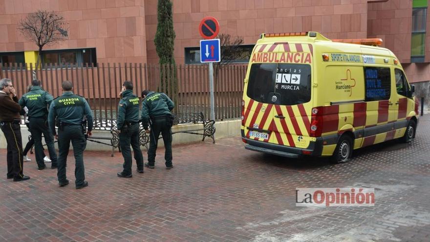 La ambulancia, con las ruedas rajadas