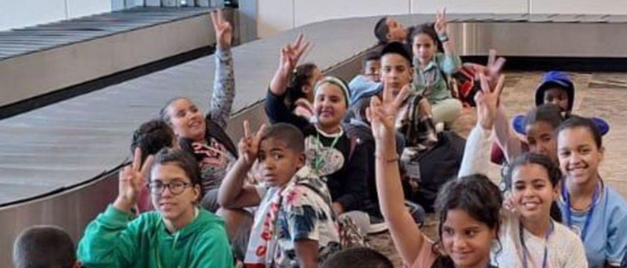 A la derecha, el grupo de menores saharauis antes de reunirse con las familiasy los niños del programa «Vacaciones en Paz» a su llegada a Los Canapés. | LNE