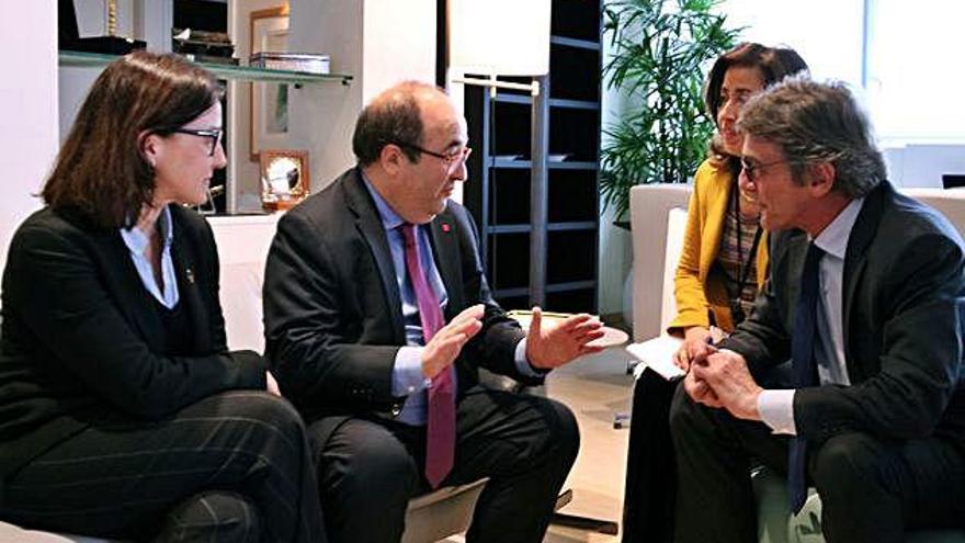 Iceta gesticula mentre conversa amb el president del Parlament Europeu, David Sassoli.
