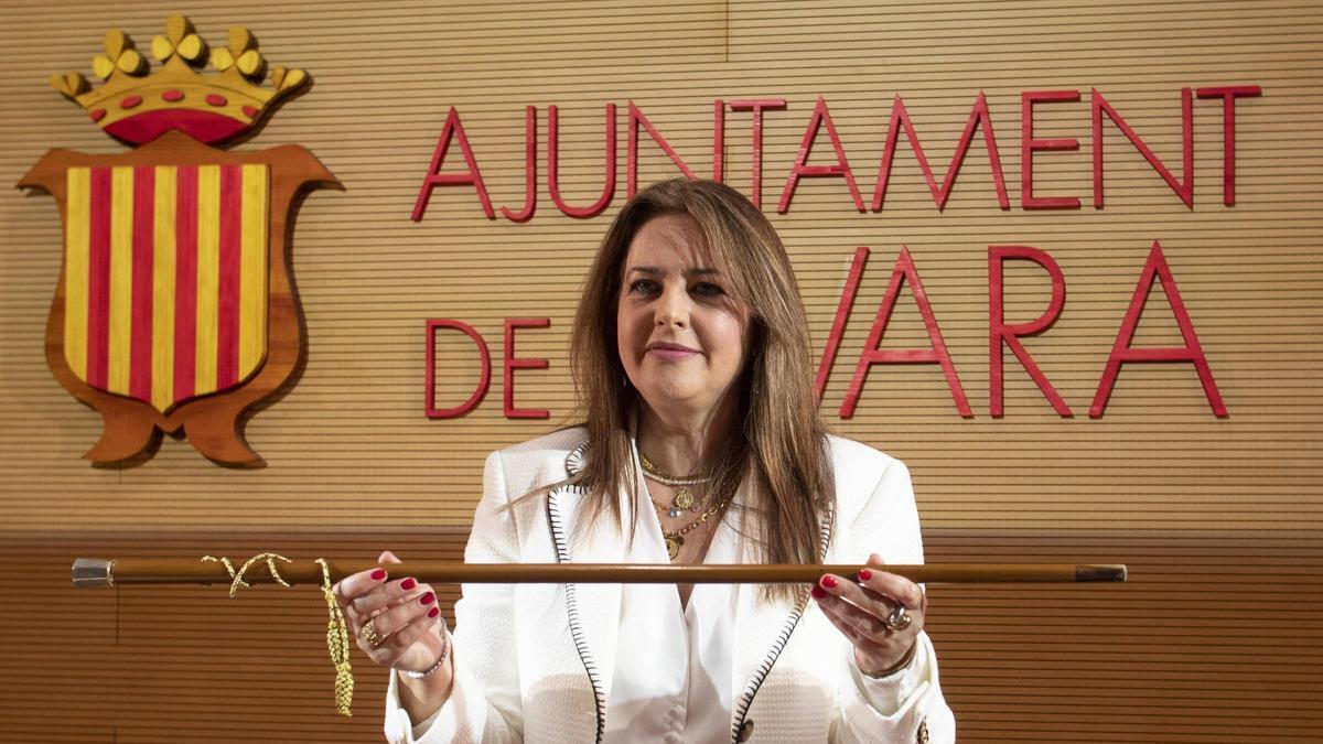 Mª Pilar Sala levanta el bastón de mando tras su elección como nueva alcaldesa de Favara.