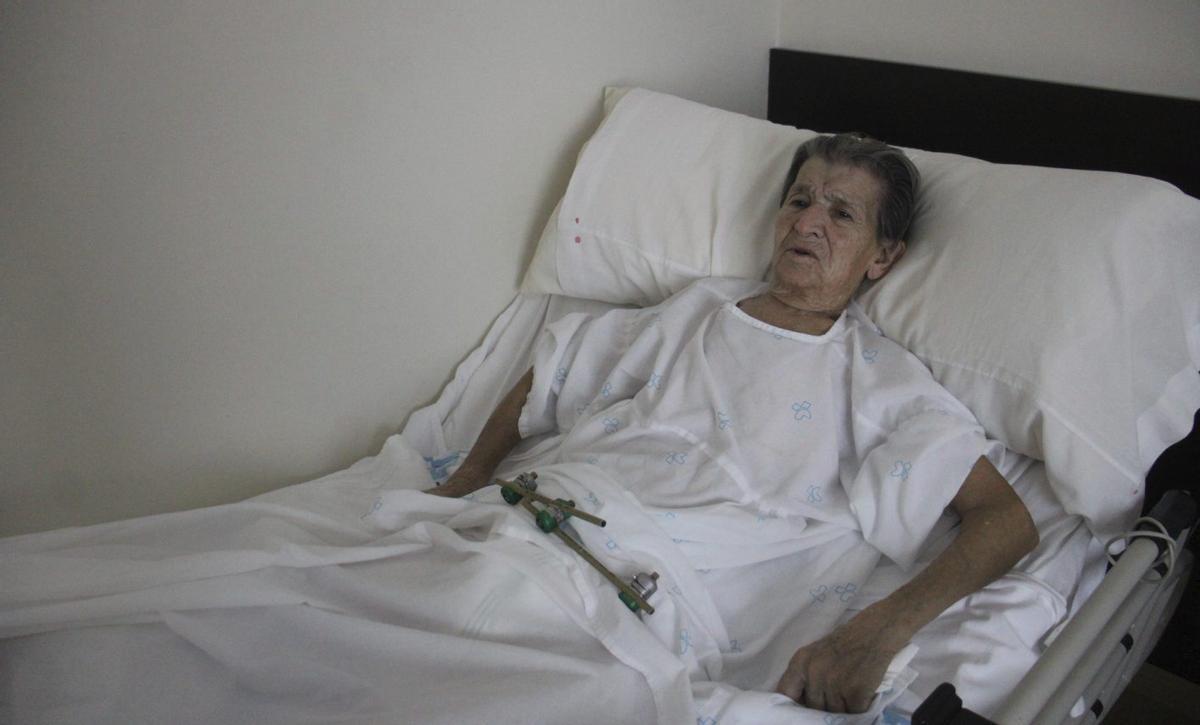 Tránsito Peña Lobato postrada en la cama con la fijación externa de las pelvis.  | A.. S.