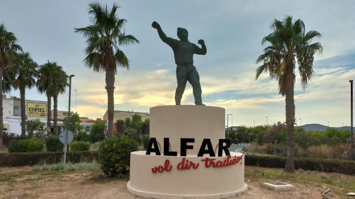 Escultura ubicada a la entrada del pueblo de la que se arrancó la &quot;b&quot; en una imagen de archivo.