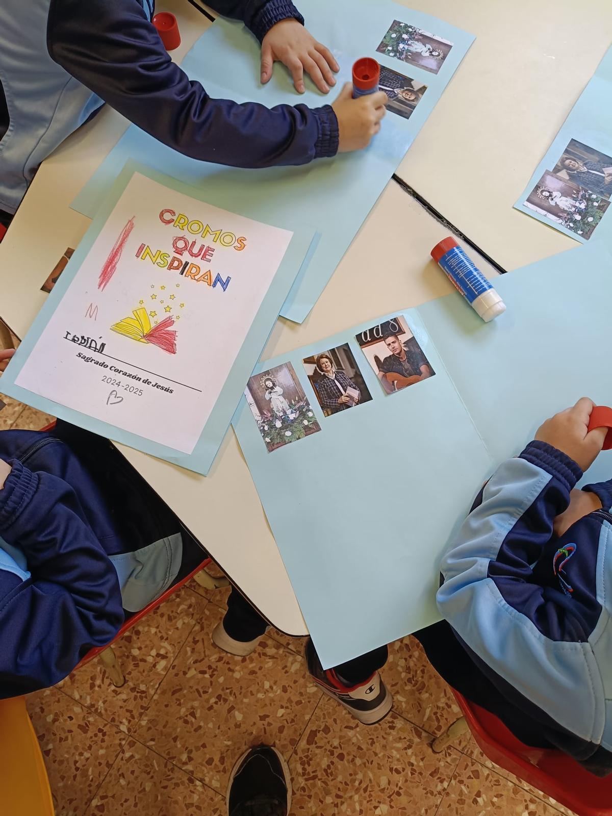 Los pequeños preparan su particular álbum en una de las aulas de Infantil del Sagrado Corazón de Jesús de Zamora.