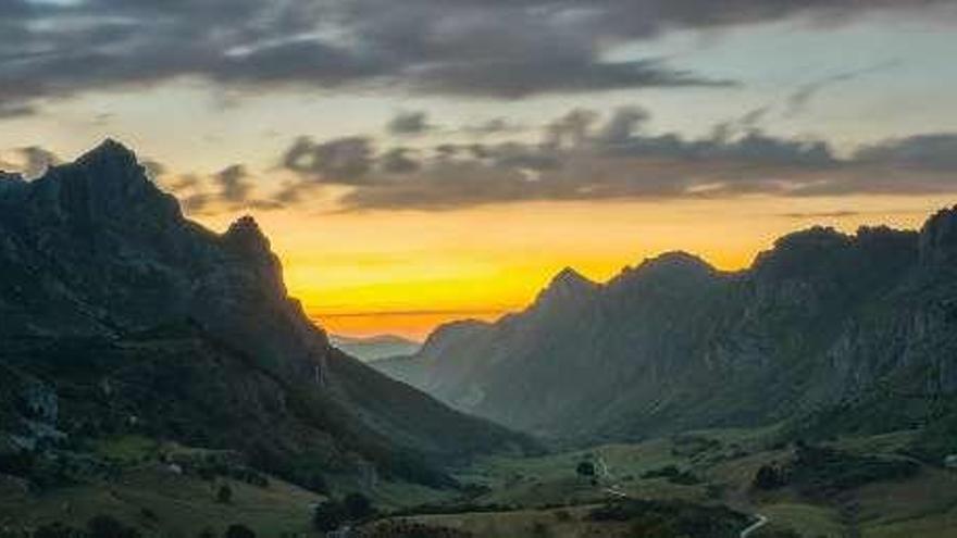 Imagen de la zona del Lago del Valle al atardecer, justo desde encima de la balsa de agua.