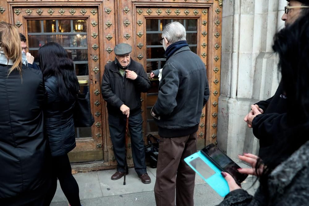 Ciudadanos esperan para depositar su voto