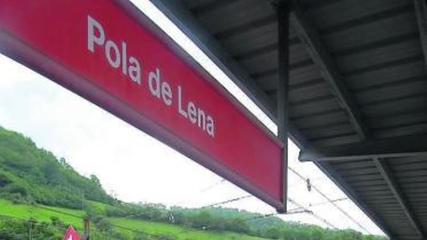 Un tren Alvia, en la estación de tren de la Pola.