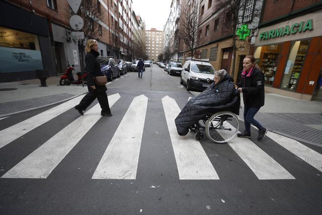 Vecinos de El Llano valoran la renovación de los pasos de peatones en la avenida Schulz, con luces y sombras: “Las obras no son un plato de gusto, pero una vez hechas, se nota la mejora”