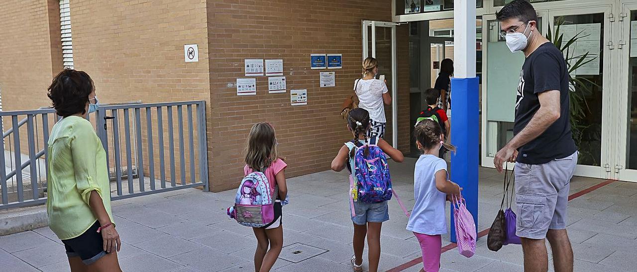 Unas niñas entran al colegio en Alicante durante el primer día de curso.