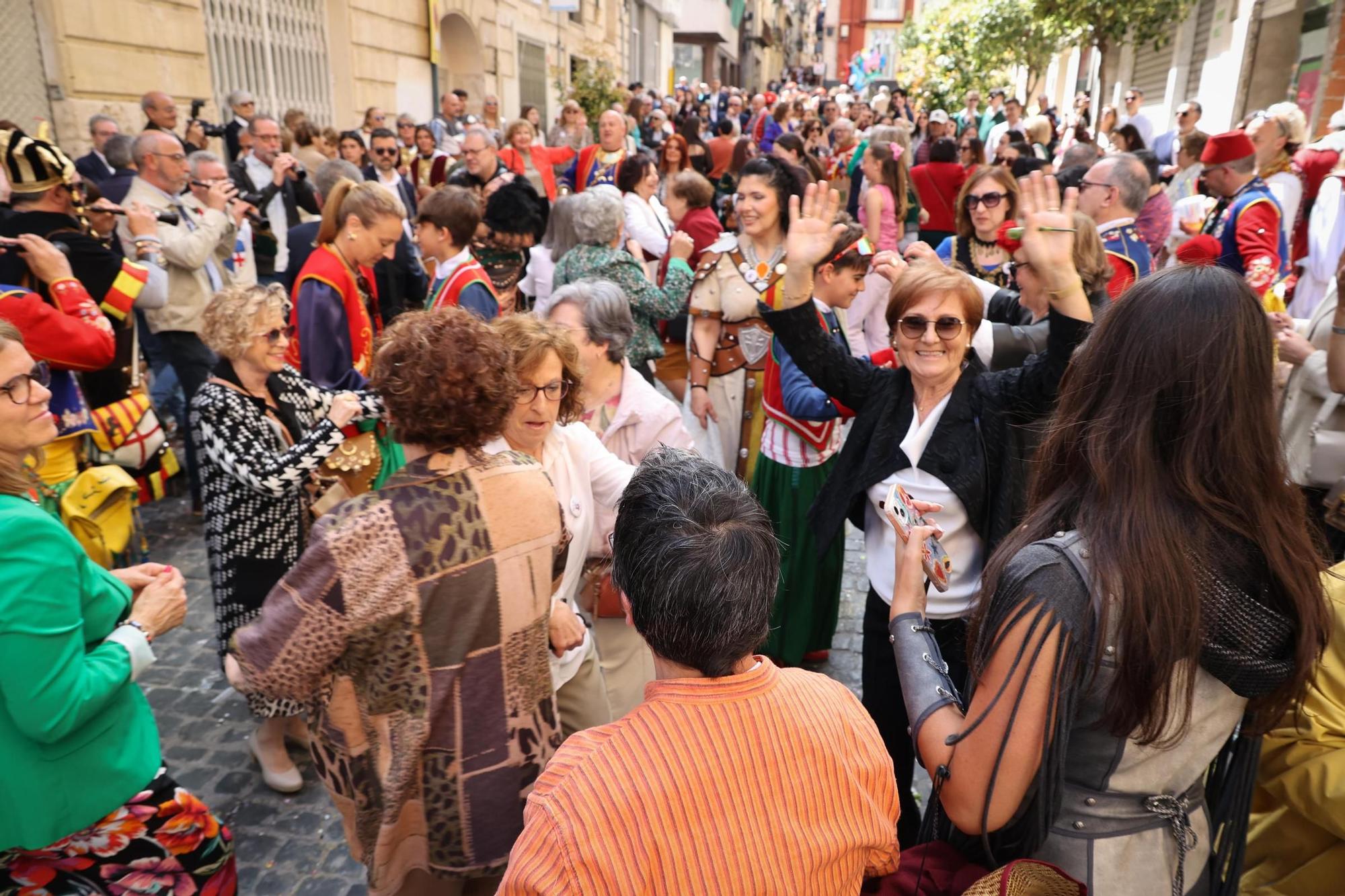 El Sant Jordiet entre claveles en la procesión de la Reliquia