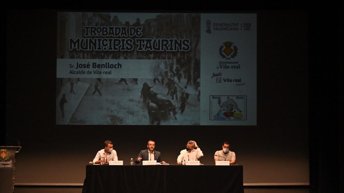 De izquierda a derecha, Toni Quintana, José Benlloch, José María Ángel y Vicente Nogueroles presidieron la mesa en la cumbre de municipios taurinos.