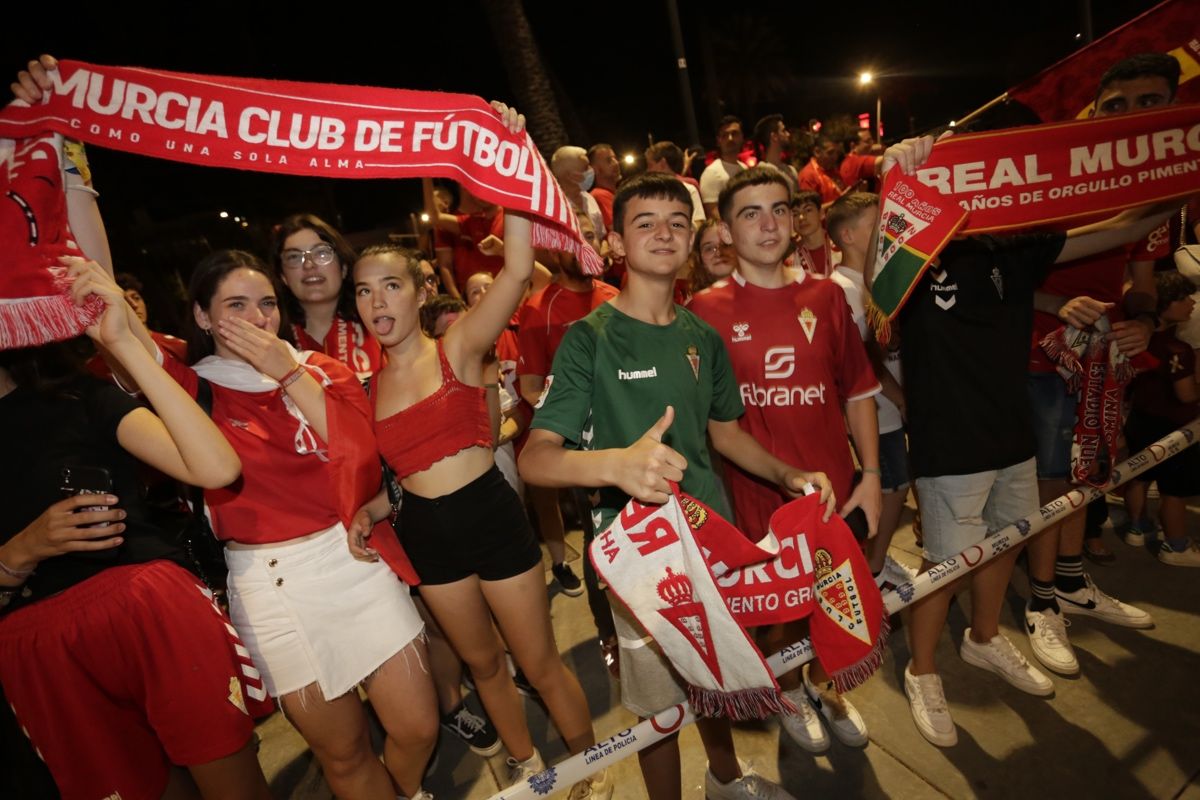 La Circular se llena para celebrar el ascenso del Real Murcia