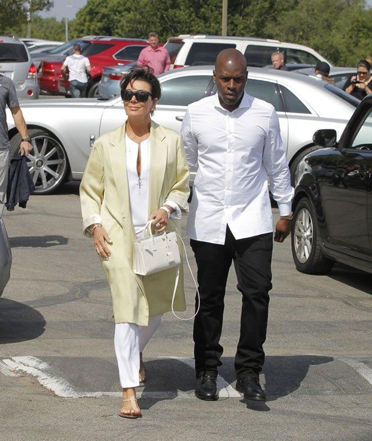 Kris Jenner y Corey Gamble, yendo juntos a la misa de Pascua