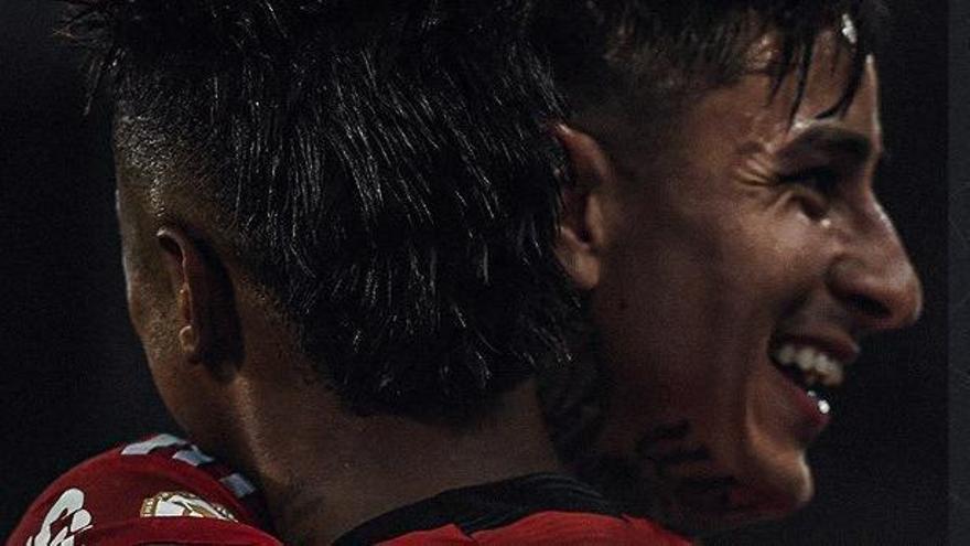 Los jugadores del Flamengo se abrazan tras la victoria.