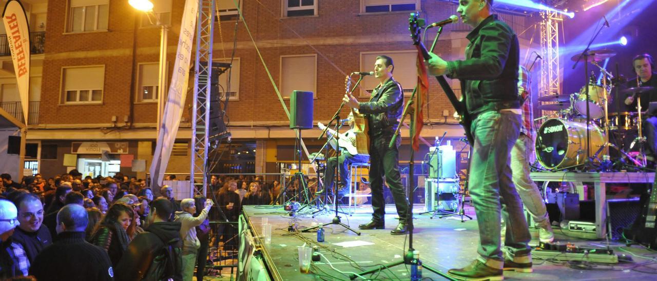 Verbena en la plaza de las Aulas organizada por la colla del Rei Barbut.