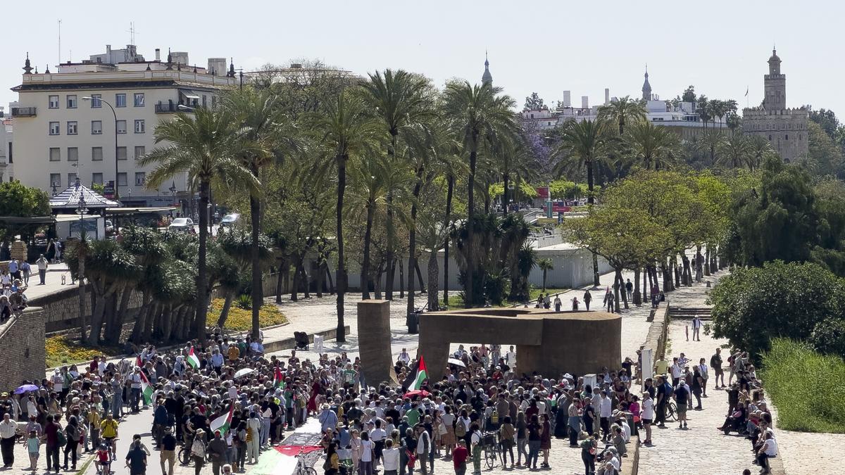 Decenas de personas participan en una manifestación para pedir el alto el fuego en Palestina, este domingo en Sevilla.