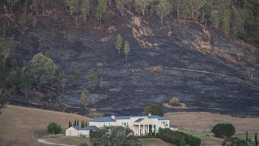 Australia arde con más de cien incendios forestales y pueden extenderse