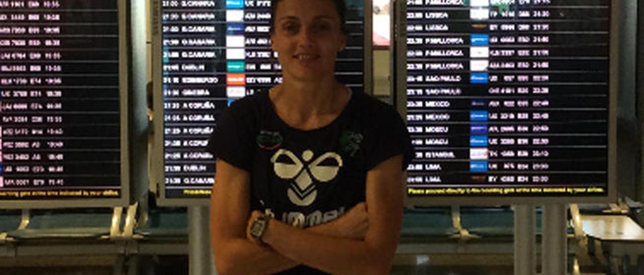 Silvia Navarro, guardameta del Rocasa, ayer en el aeropuerto de Madrid-Barajas antes de partir para Gran Canaria.