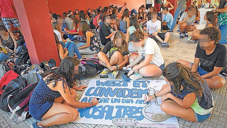 Sentada de protesta en el IES Andreu Sempere de Alcoy, en la que prepararon carteles que luego colgaron en el centro.