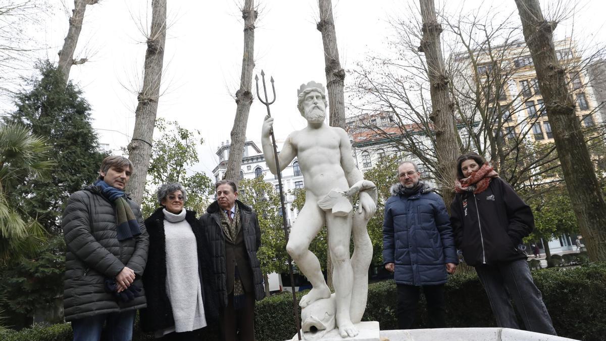 Alfonso Palacio, Beatriz Abella, Alfredo Canteli, Gabino Busto y Gimena Gutiérrez de la Concha, el día de la instalación de la estatua de Neptuno en el Campo San Francisco.