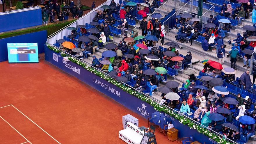 Tsitsipas salva su debut tras una caótica jornada en Barcelona