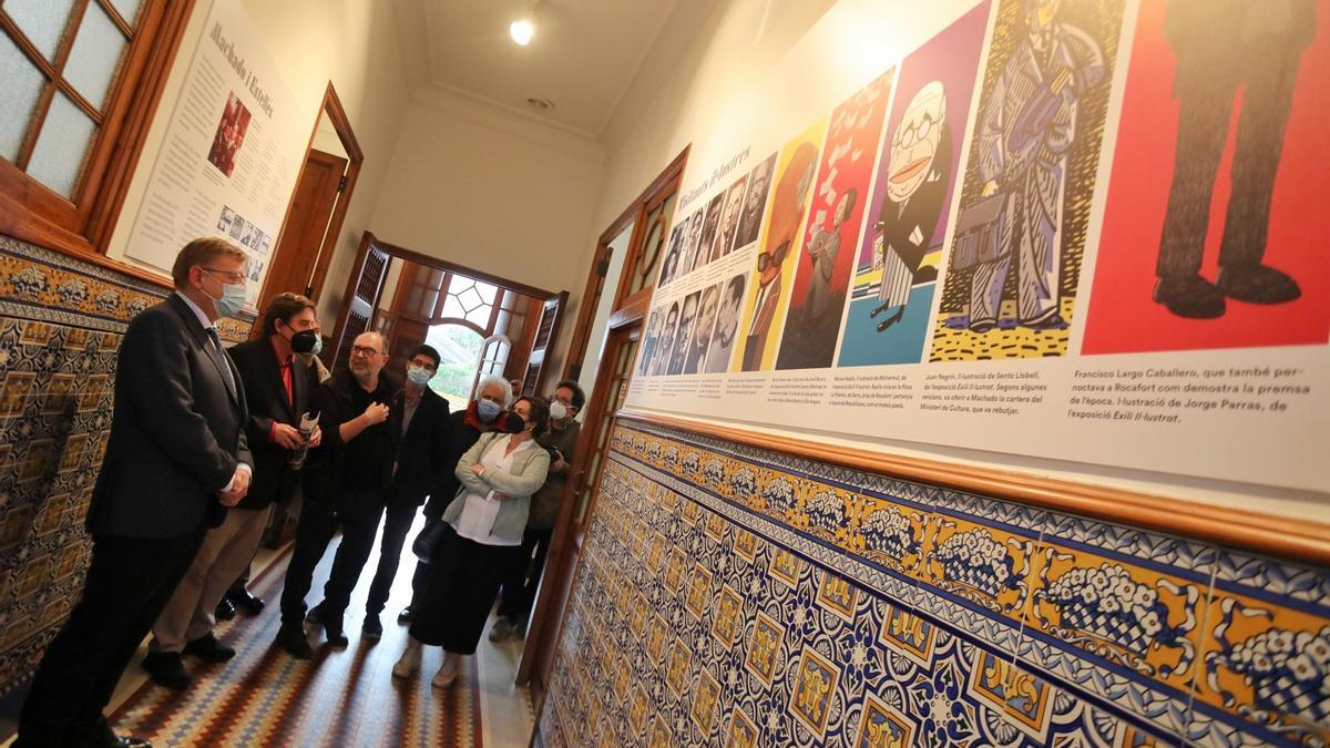 Pasillo de Villa Amparo tras su apertura con una muestra de la vida del poeta en Rocafort y los encuentros con visitantes ilustres.