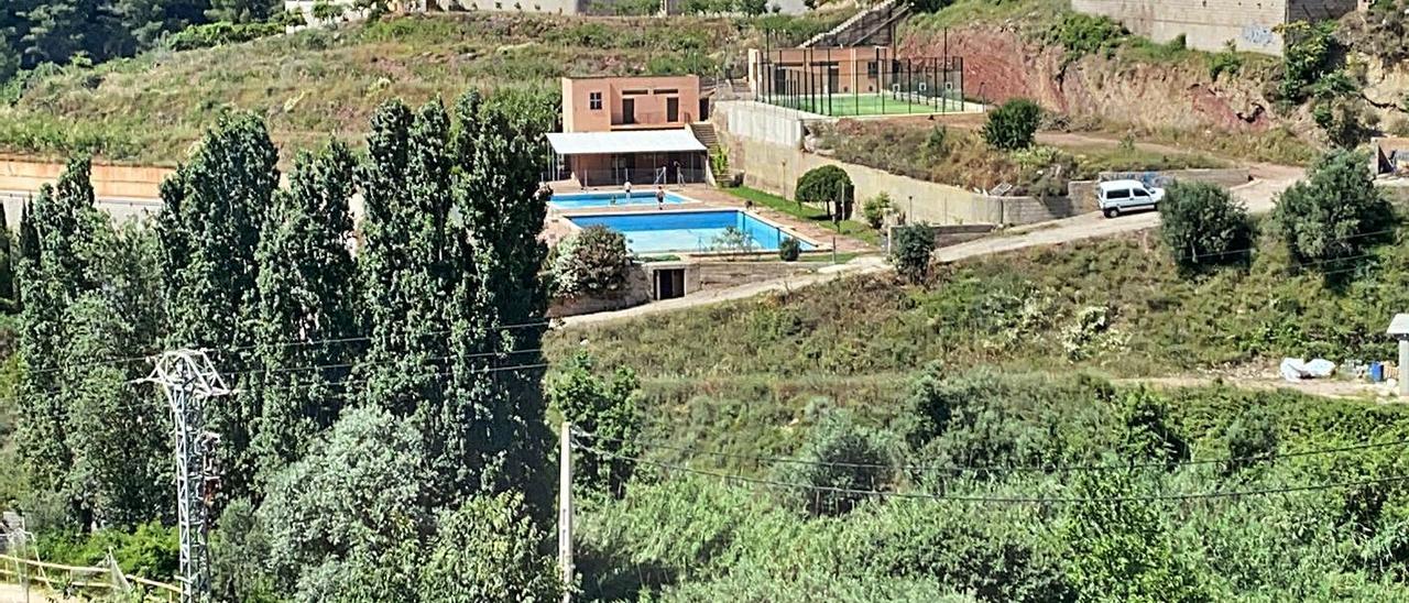 Vistas de la piscina de Segart y el pádel. | LEVANTE-EMV