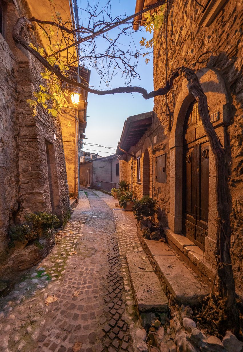 Pasear por Castel di Tora te permitirá alejarte del bullicio de Roma.