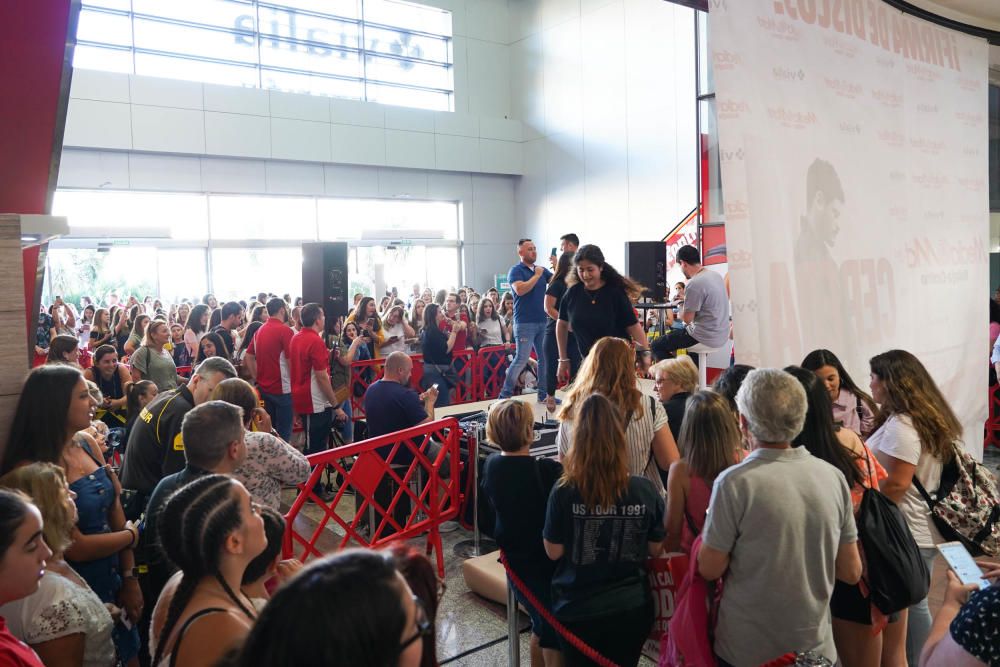 Cientos de aficionados, que hicieron cola horas antes del inicio del evento, pudieron saludar a Cepeda además de llevarse una firma y una foto para el recuerdo.