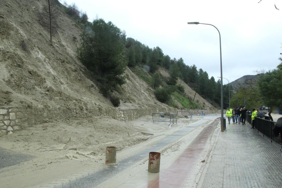 Carretera A-3131, en Jauja, cortada al tráfico por desprendimientos tras los últimos temporales.