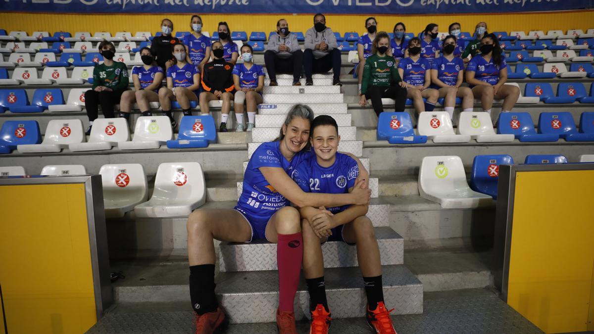 Rocío Garrido y su hijo Yoel con el resto de jugadoras del Unión Financiera Balonmano Base Oviedo