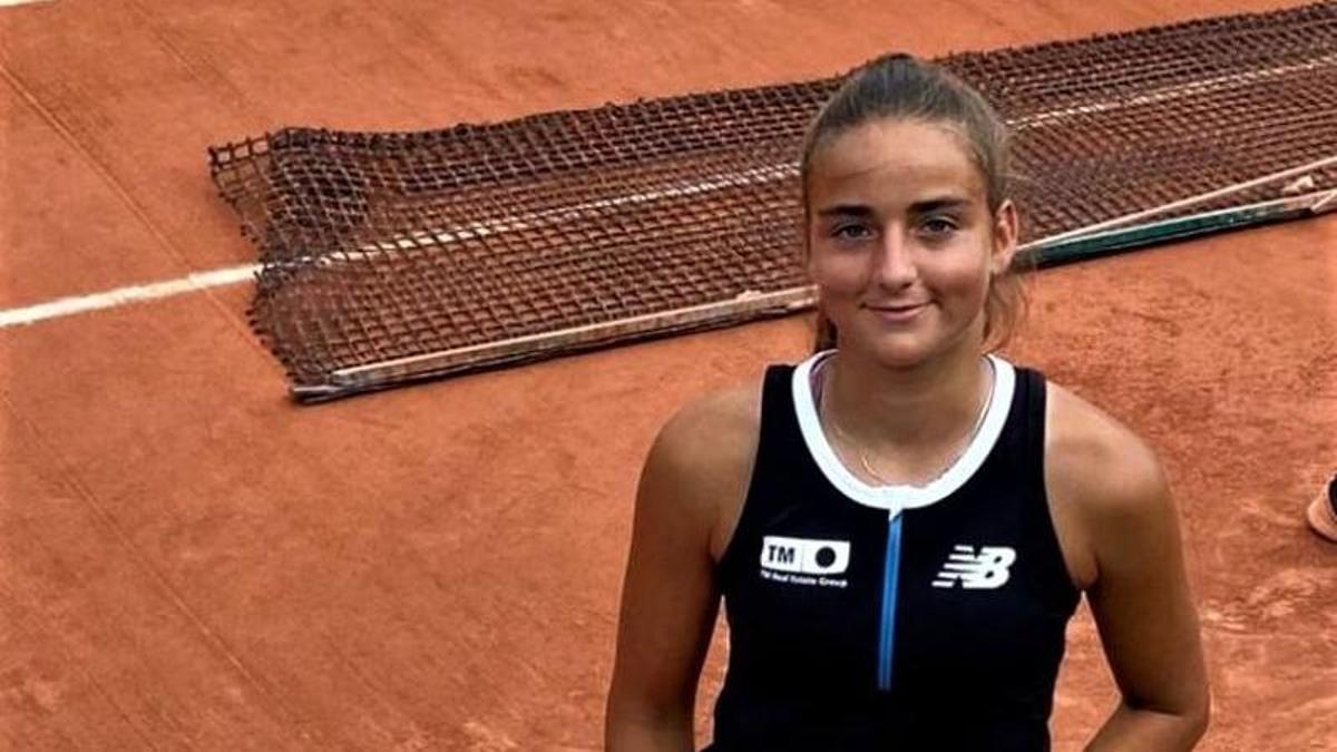 Charo Esquiva sonríe a cámara después de ganar su partido en la pista 8 de Roland Garros y avanazar a octavos.