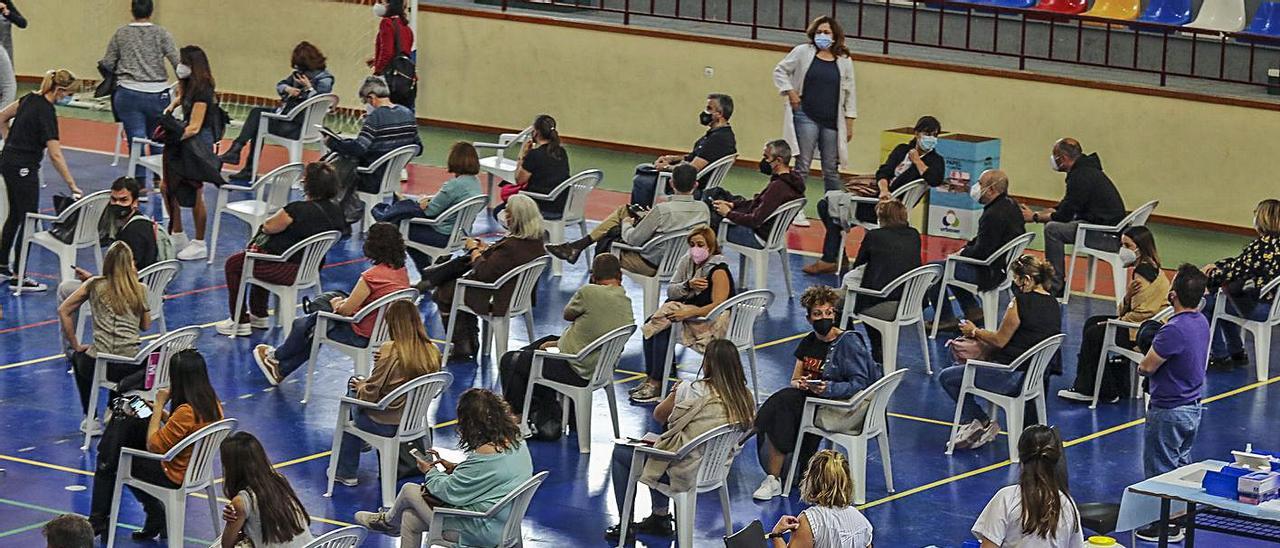 Vacunación masiva de docentes realizada el viernes en Elche. | ANTONIO AMORÓS