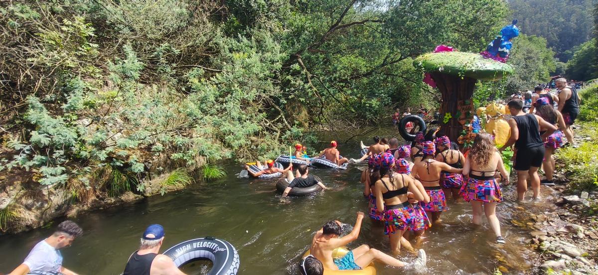 En imágenes: El Descenso Folclórico del Río Esva, en Trevías, reúne a más de doscientas personas