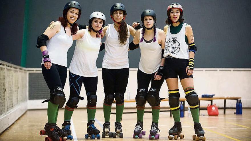 Uxía Romero, a la derecha, con sus compañeras del Roller Derby Irmandiñas. | casteleiro/roller agencia