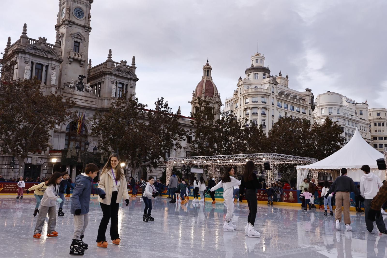 Así luce la pista de hielo de la plaza del Ayuntamiento de València