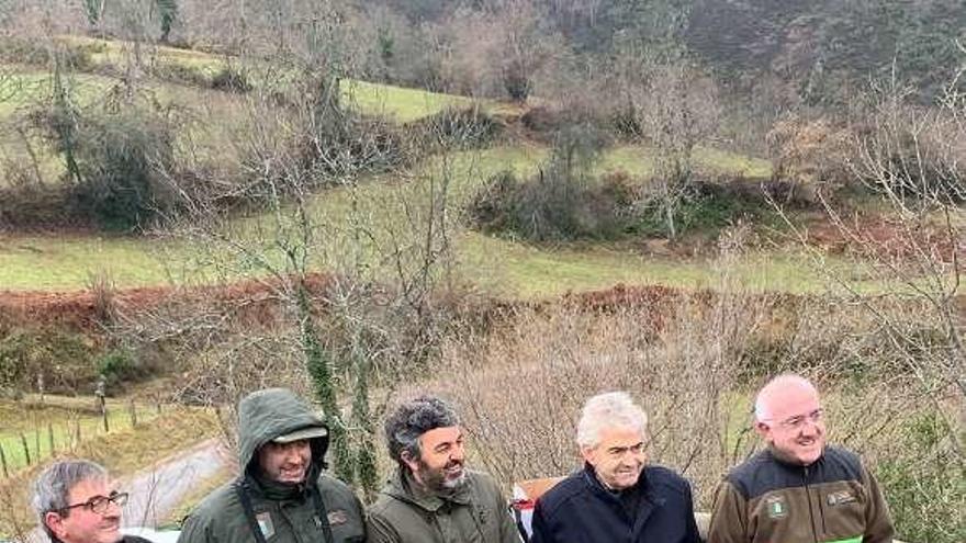 Belarmino Fernández y Alejandro Calvo, segundo y tercero por la derecha, ayer, durante la visita, junto a expertos y otros cargos.