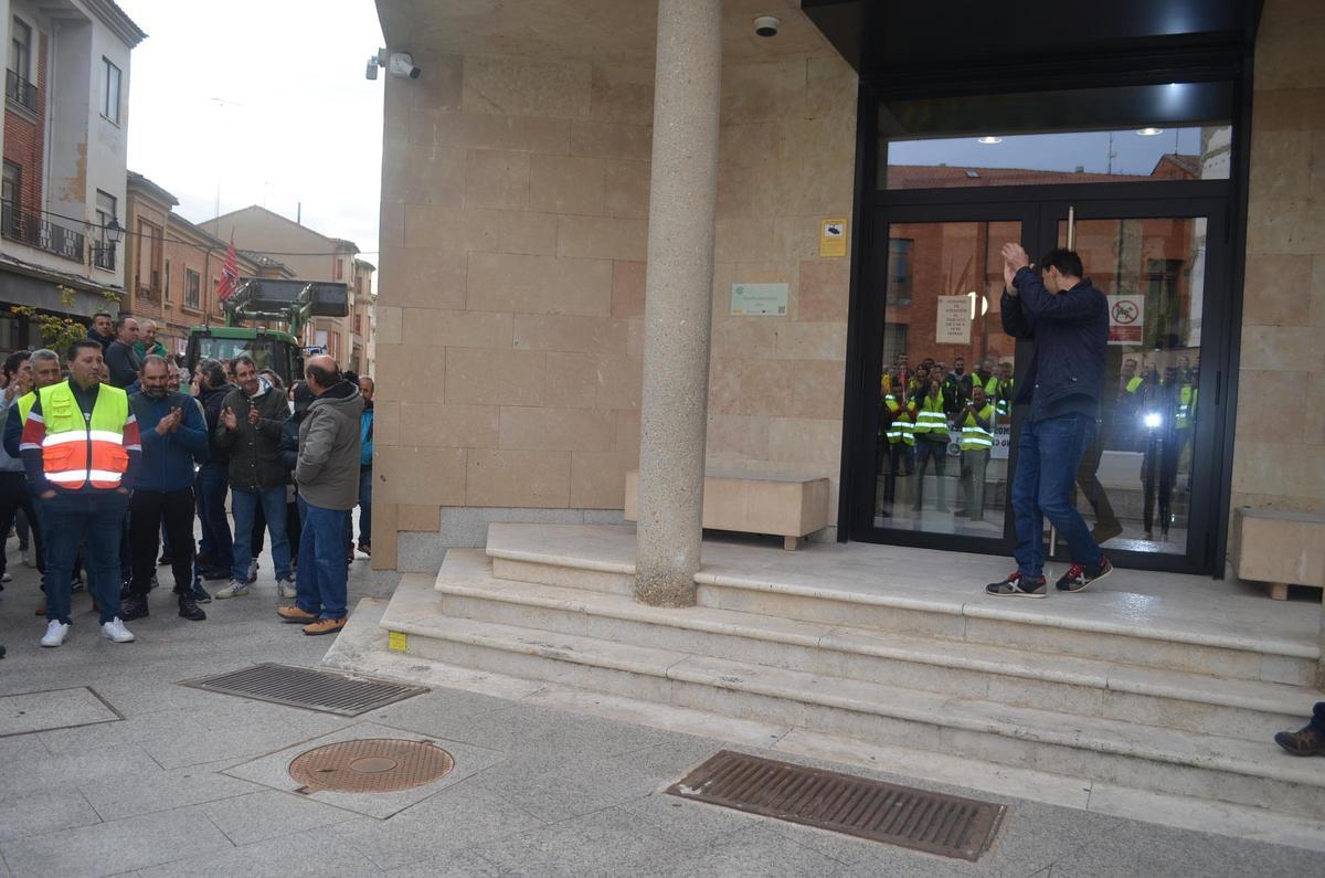 GALERÍA | La concentración de agricultores y ganaderos ante los juzgados de Benavente, en imágenes